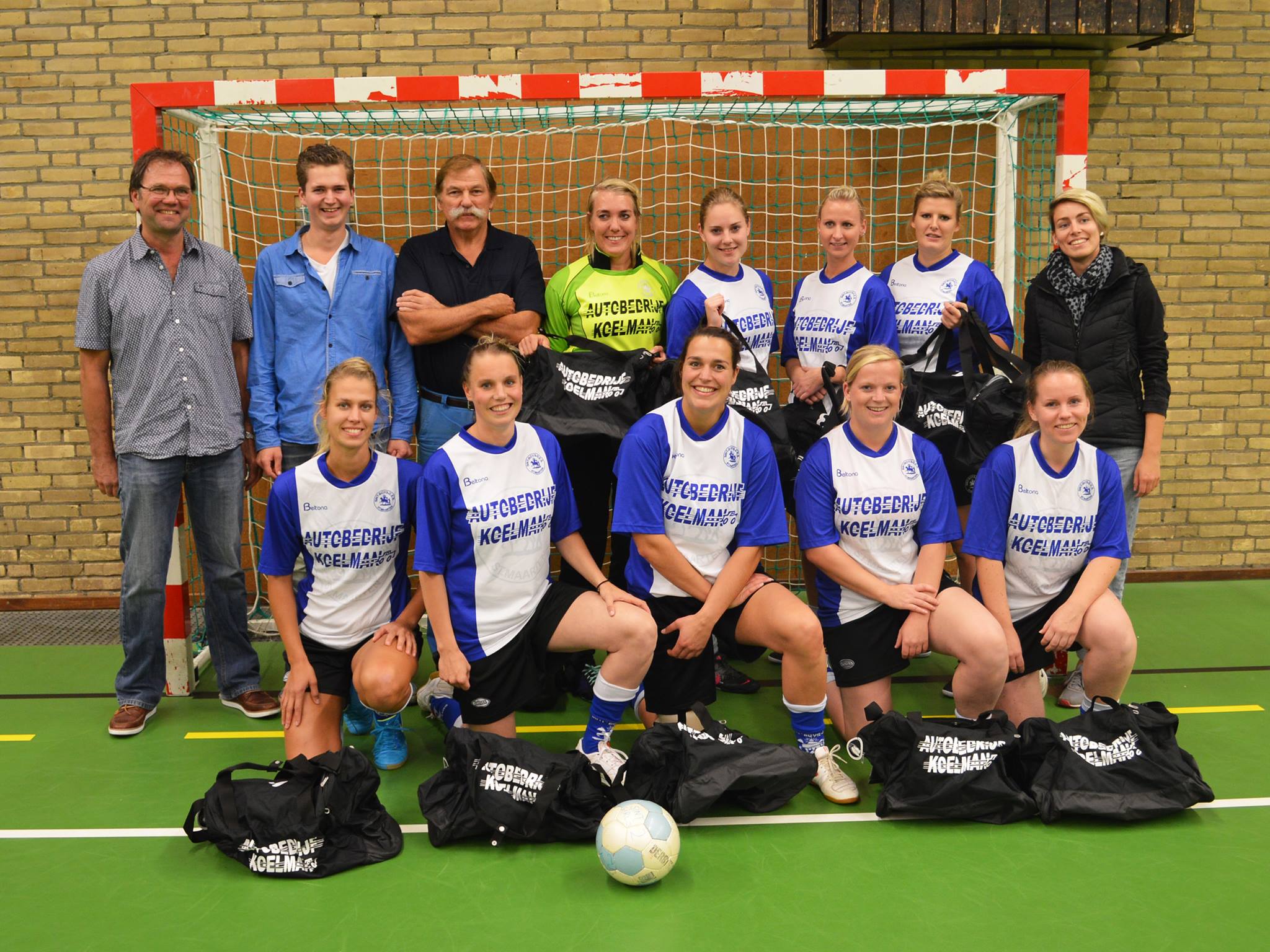 Autobedrijf Koelman maakt tenues dames Sint Boys compleet